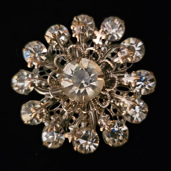 GORGEOUS VINTAGE 13 STONE RHINESTONE FLORAL BROOCH with FILIGREE EMBELLISHMENTS - Picture 1 of 11